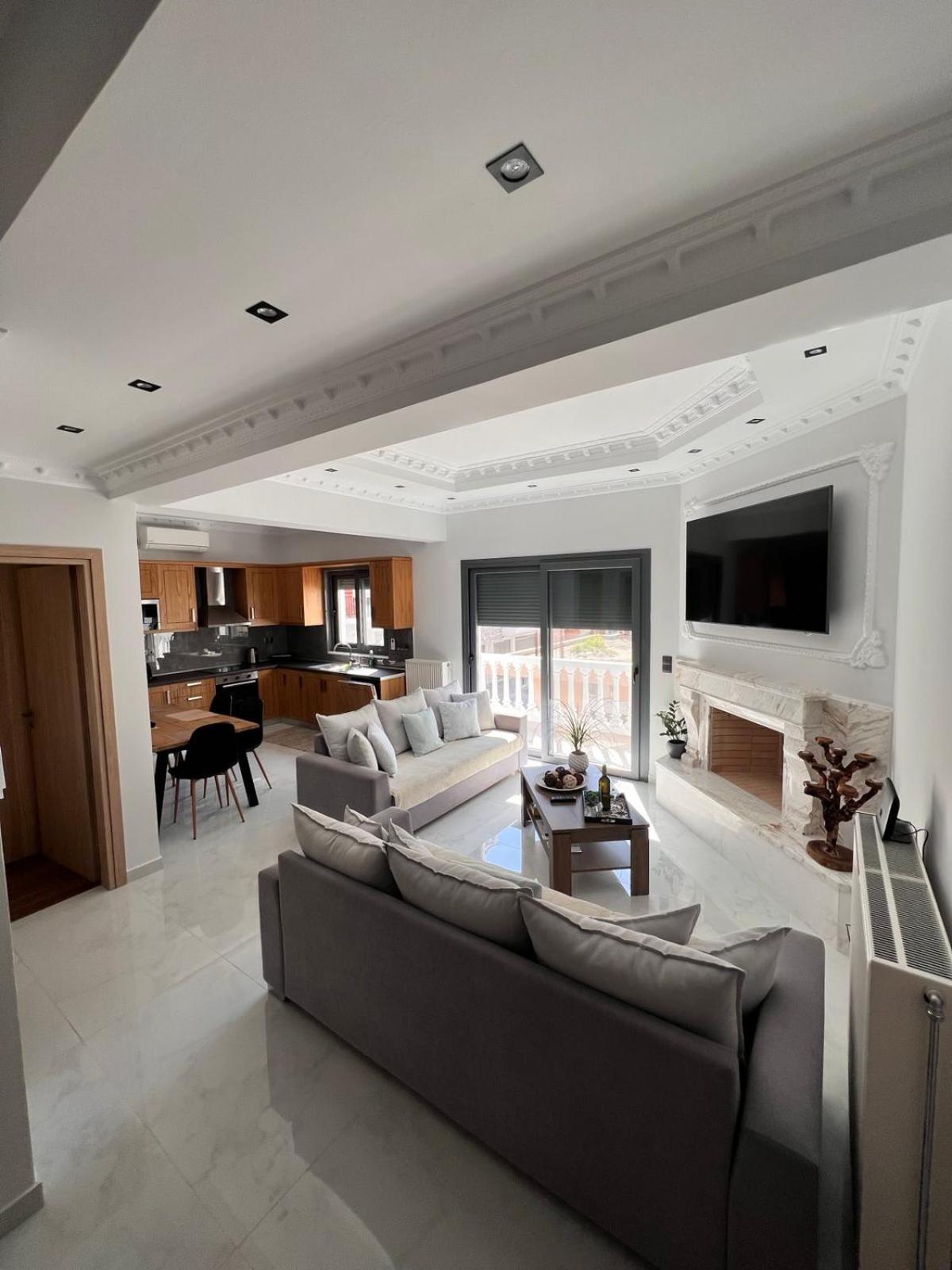 Kontis' Deluxe Furnished Apartment Loutraki  Exterior photo